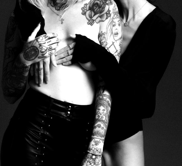 Duo tatoué en noir et blanc