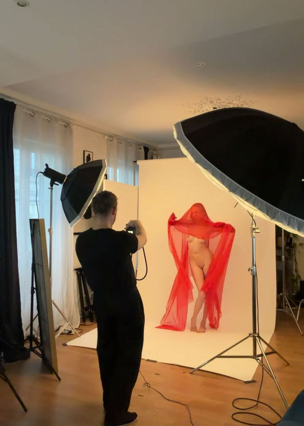 FX en séance au studio, modèle sous un voile rouge