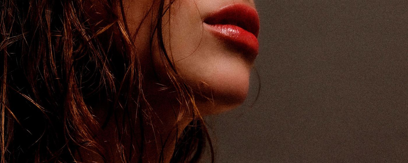Lèvres rouges et cheveux roux