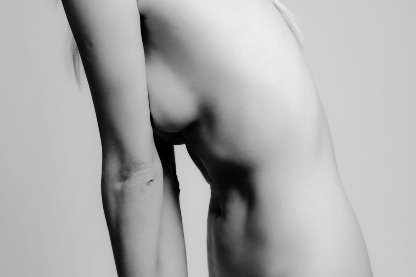 Torse nu penché, noir et blanc