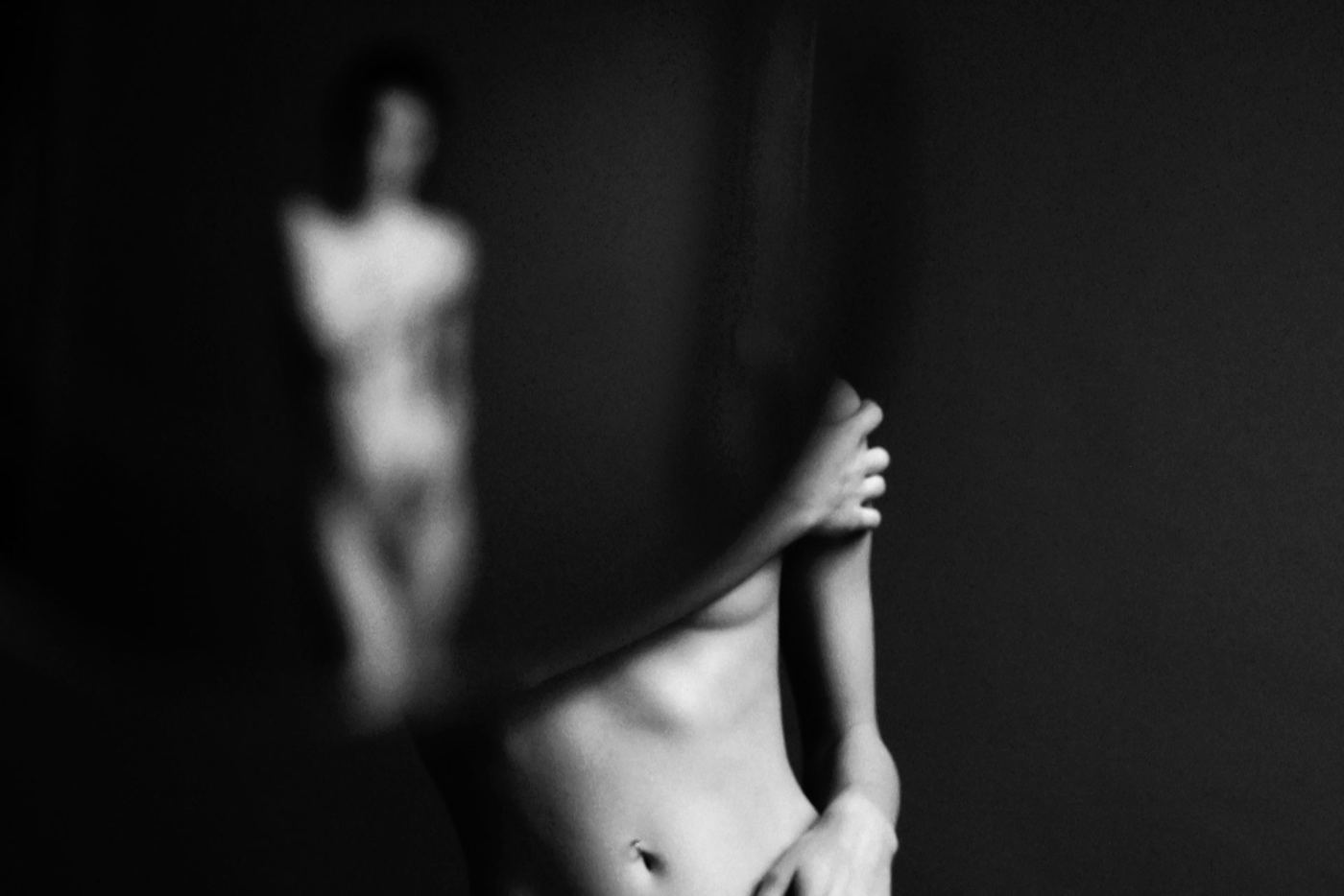Silhouette nue floue dans l'ombre